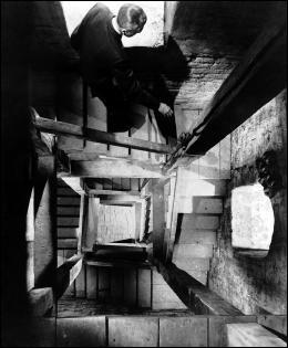 Cet escalier joue un rôle crucial dans le film, et est filmé ici du dessus, en raison du vertige dont souffre le héros du film, un ex-policier devenu détective. C'est celui...