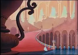 Quel bel escalier monumental que celui-ci qui va être au coeur de l'action du film, puisque sur ses marches un objet clé du film sera oublié. C'est celui...