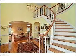 C'est l'escalier des défilés de mode étonnants de la domestique de la maison, qui ne va pas tarder à devenir l'hôtesse. C'est celui...