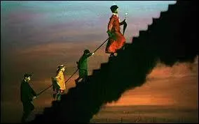 Encore un bien étrange escalier que celui-ci, qui a l'air si fragile, et tellement magique. C'est celui...