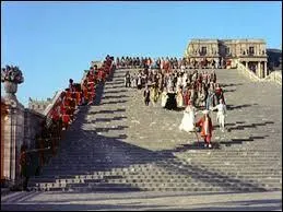 Cet immense escalier permet de deviner le lieu donc le film, d'autant que s'y pavane une foule désoeuvrée et complaisante. C'est celui...