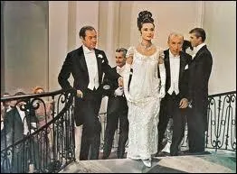 Elle monte l'escalier vers son triomphe, Eliza Doolittle, après avoir descendu triomphalement l'escalier de la villa du Professeur Higgins, son mentor. Cet escalier est celui...