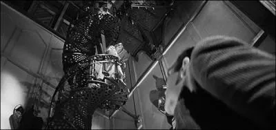 Ce très bel escalier ouvragé en spirale est l'un des plus terrifiants qu'il soit donné de voir au cinéma, lorsque Nell décide d'y monter. C'est celui...