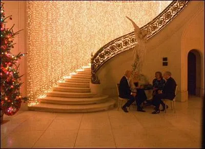 Ce superbe escalier, décoré de mille lumières pour une grande soirée entre gens du monde sera honoré de la présence d'un couple de stars mariés à l'époque, Tom Cruise et Nicole Kidman. C'est celui...