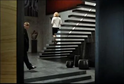 Cet escalier ultra-moderne qui semble suspendu dans les airs est dans une villa à l'ambiance plombée, située sur une plage de Martha's vineyard. C'est celui....