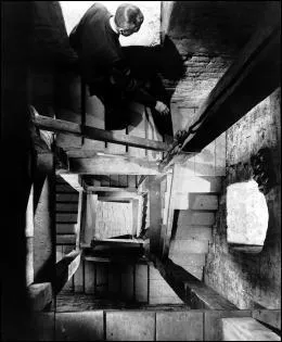 Cet escalier joue un rôle crucial dans le film, et est filmé ici du dessus, en raison du vertige dont souffre le héros du film, un ex-policier devenu détective. C'est celui...