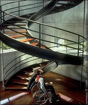 Ce splendide escalier est le lieu d'une scène superbe et à suspense d'un film qui évoque un monde qui n'est pas loin de prendre forme dès aujourd'hui, et le rêve d'un jeune homme qui veut visiter les étoiles. C'est celui...