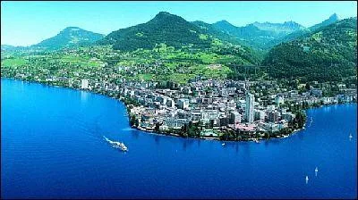 Quel mont surplombe la ville de Montreux ?