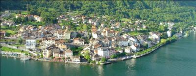 Quelle ville, au bord du Léman, a la particularité d'être coupée en deux par la frontière franco-suisse ?