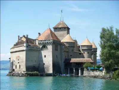 Quel château est entouré d'eau, distant de quelques mètres des rives du lac ?