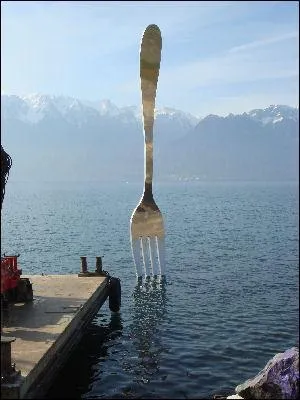 Quelle ville a pour emblème une grande fourchette plantée dans le Léman ?