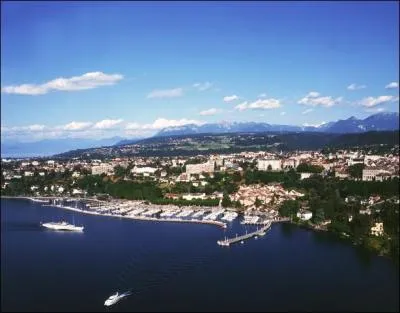 Quelle ville est la capitale du Chablais savoyard, appelé aussi Chablais français, qui constitue notamment l'ensemble des rives françaises du Léman ?