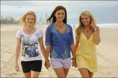 Comment s'appellent les trois amies dans la saison 3 ?