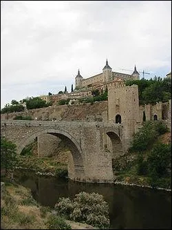 Une ville de ce pays est célèbre pour sa tolérance : pendant des siècles ont cohabité pacifiquement chrétiens, musulmans et juifs. De quelle ville suis-je en train de parler ?