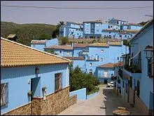 Le pays contient également une commune qui est le premier village schtroumpf en raison de sa couleur bleue dominante. Comment se nomme ce village ?
