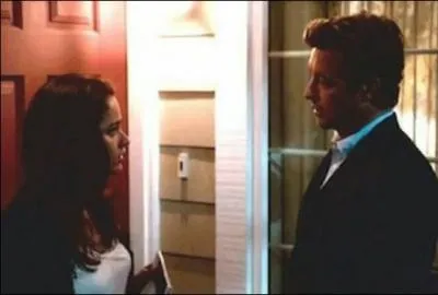 Un soir, Jane apporte des gâteaux à Lisbon. Que lui dit-il par rapport à son départ ?