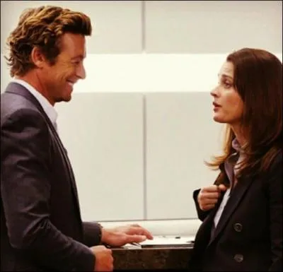 Alors que Lisbon est dans l'avion, que fait Jane ?