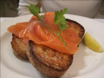 De quel pays, le plat nommé "saumon fumé sur du pain" est-il originaire ?