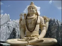 Je vous laisse deviner la religion dominante du pays, mais pour vous aider, je vous mets une photo d'une statue du dieu Shiva. Avez-vous trouvé la religion dominante du pays ?