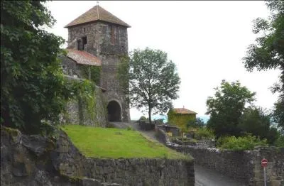 Quel est ce village du Puy-de-Dôme s'accrochant sur une butte volcanique qui fut le lieu d'exil de la reine Margot ?