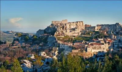 Les Baux-de-Provence est un petit bourg des Bouches-du-Rhône qui vous émerveillera par sa beauté mais à quel spectacle créé en 1976 pourrez-vous y assister ?