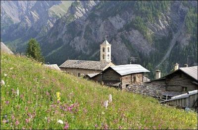 Quel est ce superbe village des Hautes-Alpes qui est la plus haute commune habitée d'Europe et surnommé "Le village où les coqs picorent les étoiles" ?