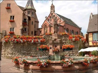 Quel est ce beau village du Haut-Rhin, aux portes de Colmar où vous pourrez admirer la chapelle du château Saint-Léon et le parc des Cigognes ?