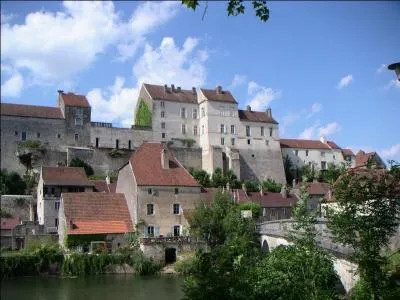 Dans quel département est situé le petit bourg de Pesmes situé au bord de l'Oignon où vous pourrez contempler la Maison royale ?