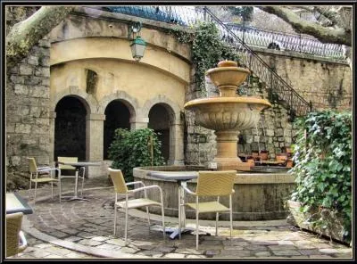 Quel est le nom de cet extraordinaire village du Var qui séduisit le peintre Max Ernst ?