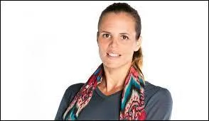 C'est bien beau de connaître son frère, mais elle, c'est qui ?