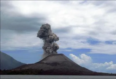 C'est un pays très volcanique. Un de ses volcans est célèbre pour avoir provoqué le bruit le plus puissant entendu par l'Homme lors de son explosion en 1883. De quel volcan s'agit-il ?