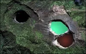 Un autre de ses volcans est particulier : ses trois lacs peuvent changer de couleur selon leur composition chimique. Je parle ici du...