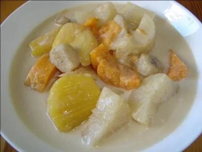 Ce dessert est très apprécié dans ce pays, il suffit d'y baigner un fruit dans du lait de coco. Comment est nommé ce dessert ?