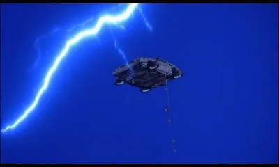 Dans le film "Retour vers le futur", quel jour Marty doit-il attendre que l'éclair frappe la DeLorean pour retourner dans son époque ?