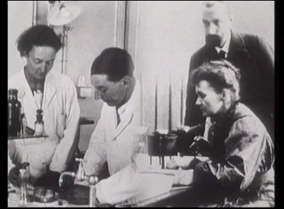 C'est l'une des deux seules personnes à avoir obtenu deux prix Nobel dans deux disciplines différentes : l'un en physique, l'autre en chimie.