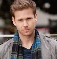 Alaric est connu pour être...