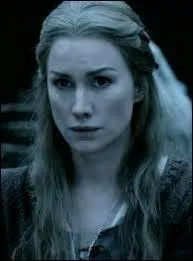 Esther est connue pour être...