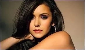 Comment s'appelle la tante d'Elena ?