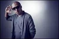 Qui est ce chanteur ? Et laquelle est une de ces chansons ?