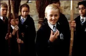 Sur cette photo, que tient Malefoy ?