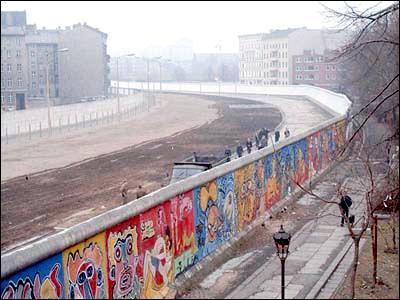 A partir du 13 août 1961, quel célèbre mur est construit en Allemagne et entraîne les protestations des Occidentaux et notamment des Américains ?