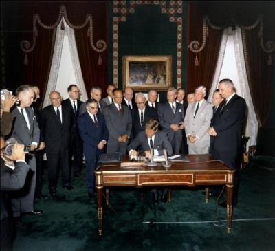 Le 5 août 1963, quel traité en matière nucléaire est signé ?