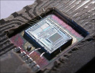 Dans les années 1970, commence le développement de la micro-informatique. Quelle pastille de silicium sur laquelle est implanté un circuit intégré contribue à ce développement ?