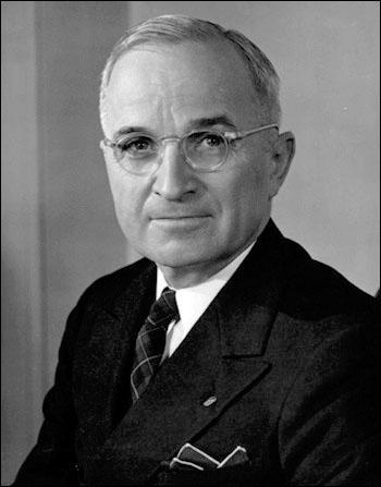 Pour inaugurer le nouveau statut de superpuissance des Etats-Unis, le président Truman énonce le 12 mars 1947 la nouvelle politique étrangère du pays