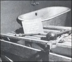 L'eau, cet élément si pur et vital, peut également faire l'objet d'un redoutable instrument de torture. Au XXe siècle, la torture par l'eau fut l'une des techniques les plus employées par la sinistre Gestapo. Quel nom porte ce supplice ?