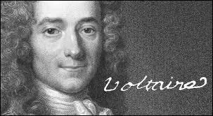 Qu'y a-t-il d'écrit sur la plaque dans l'ancienne chambre de Voltaire ?