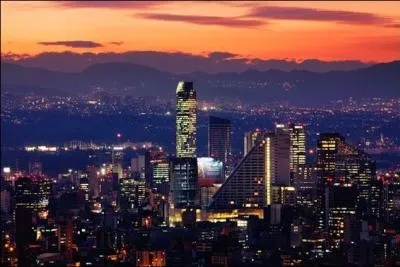 La capitale de ce pays a la réputation d'être dangereuse. Un de ses dangers est un volcan actif (deuxième plus haut sommet du pays) éloigné de 70 kilomètres de la ville. Comment se nomme ce volcan ?