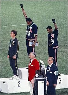 C'est dans cette même capitale que se sont déroulés les Jeux olympiques de 1968. Une controverse éclate à la fin de l'épreuve masculine du 200 mètres : deux athlètes lèvent leur poing. Pour quelle raison ?