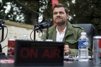 Il fait la voix off de Blast FM, radio fictive créée pour le film Radiostars (film sympa à regarder, au passage). Quel est le nom de l'acteur sur la photo ?