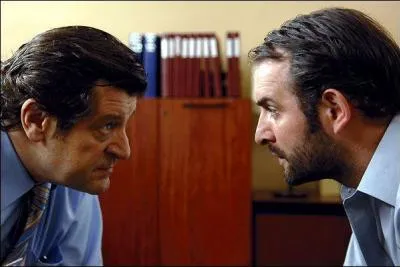 Et pour finir dans le film "Contre-enquête", il donne, ici la réplique à...